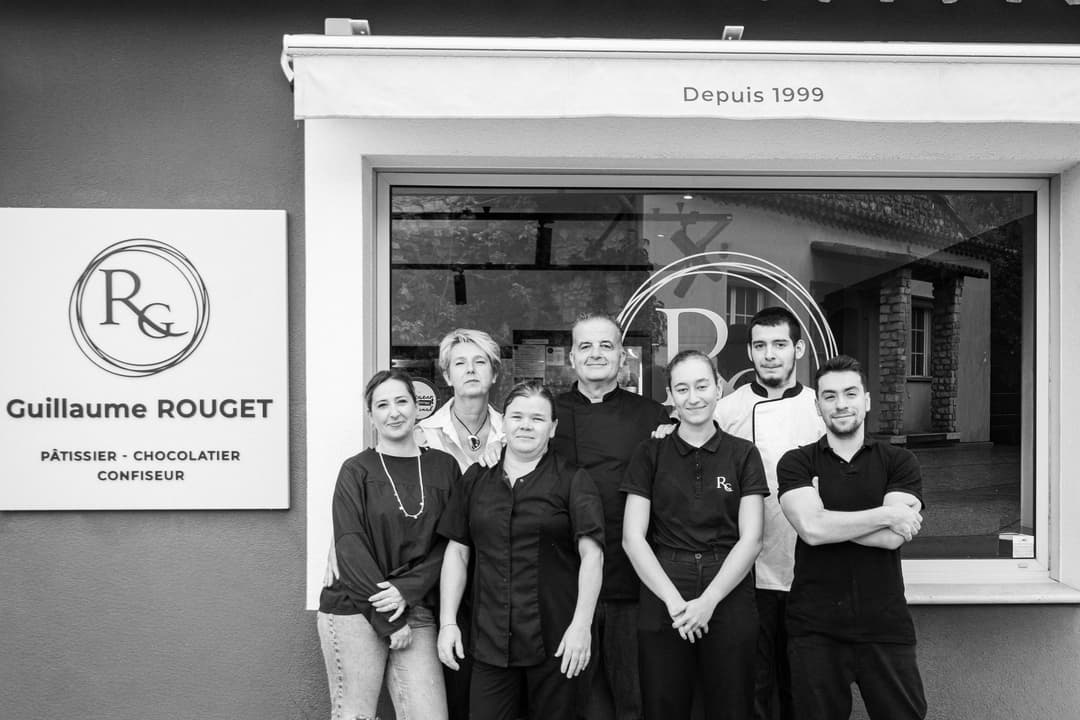 L’équipe de la Pâtisserie Guillaume Rouget devant la boutique de Velleron