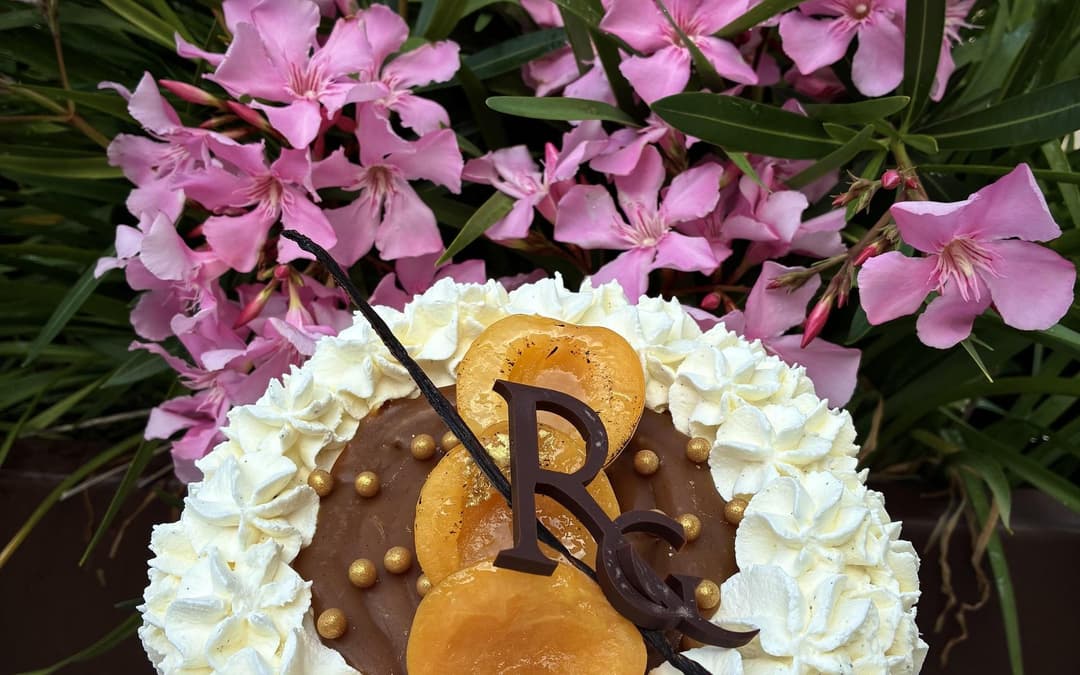 Gâteau signature à l’abricot décoré de fleurs roses, Pâtisserie Guillaume Rouget à Velleron