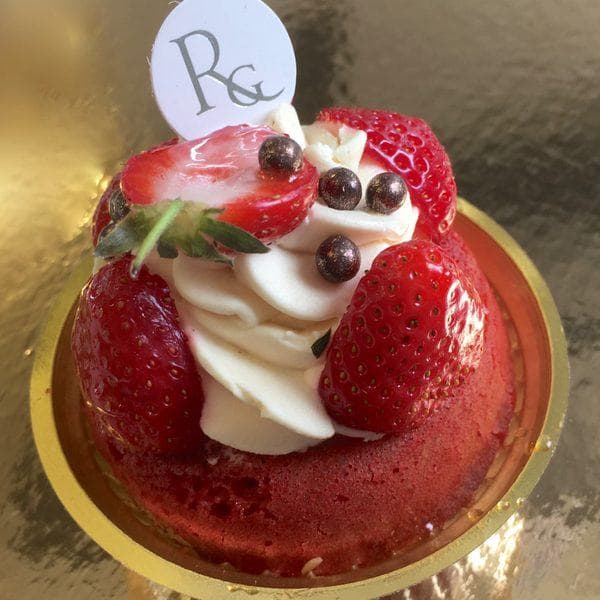 Entremets individuel aux fraises et à la crème chantilly, signé R&G