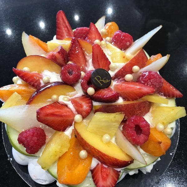 Tarte aux fruits frais de saison, pêches et fruits rouges