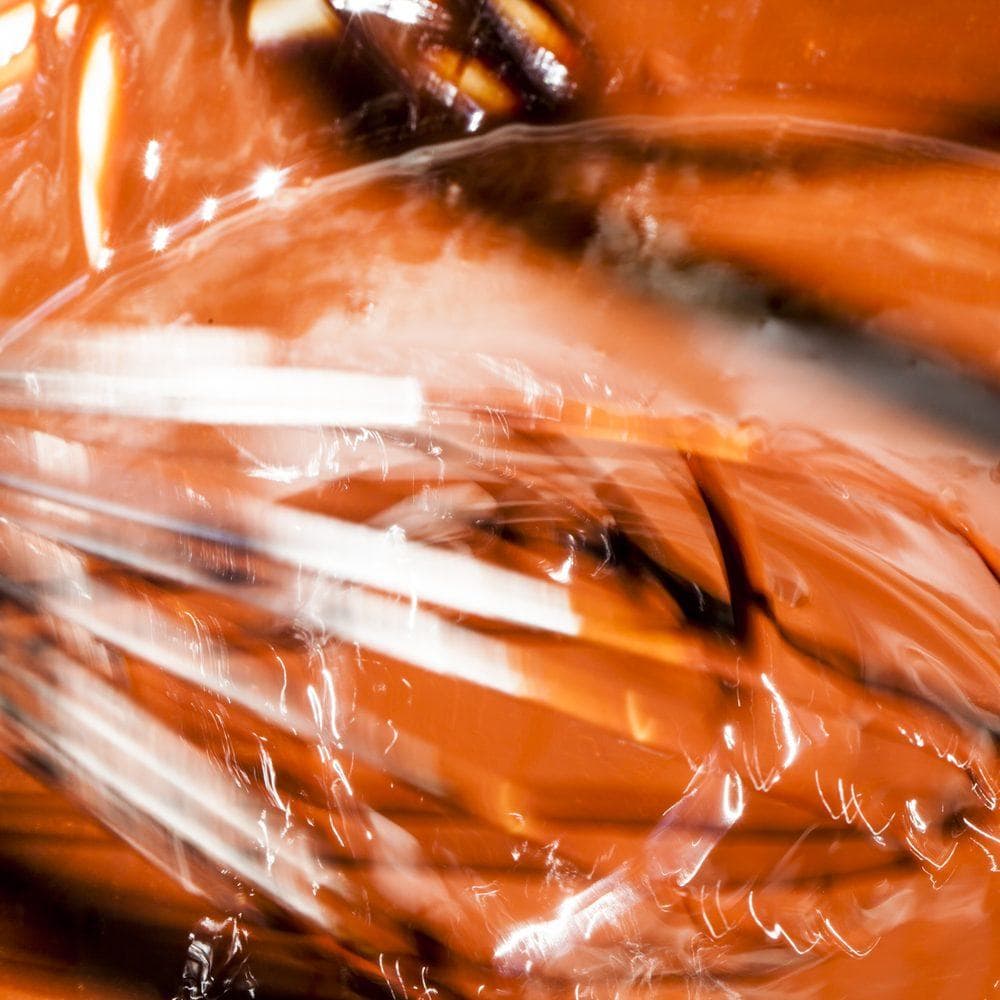 Chocolat fondu fouetté dans un bol à l’atelier