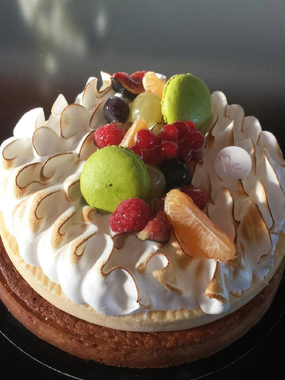 Gâteau meringué garni de fruits frais