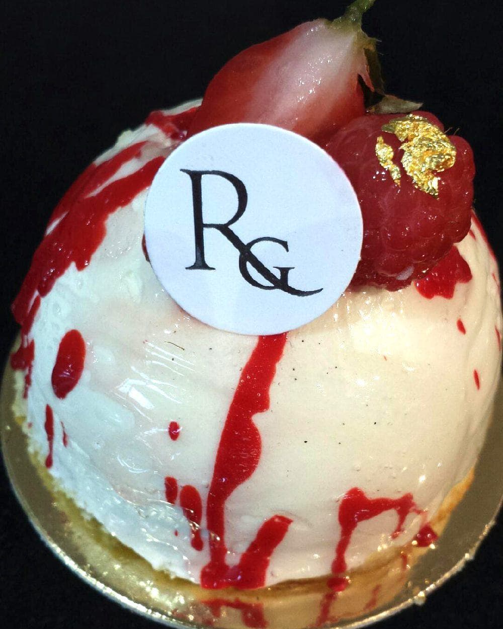 Entremets en dôme blanc nappé de rouge, signé R&G, de la Pâtisserie Guillaume Rouget à Velleron