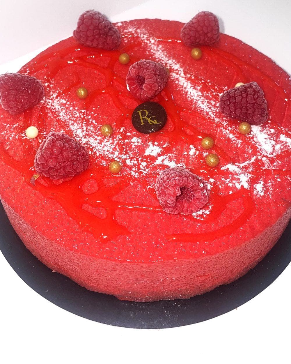 Entremets rond à la framboise et glaçage rouge brillant