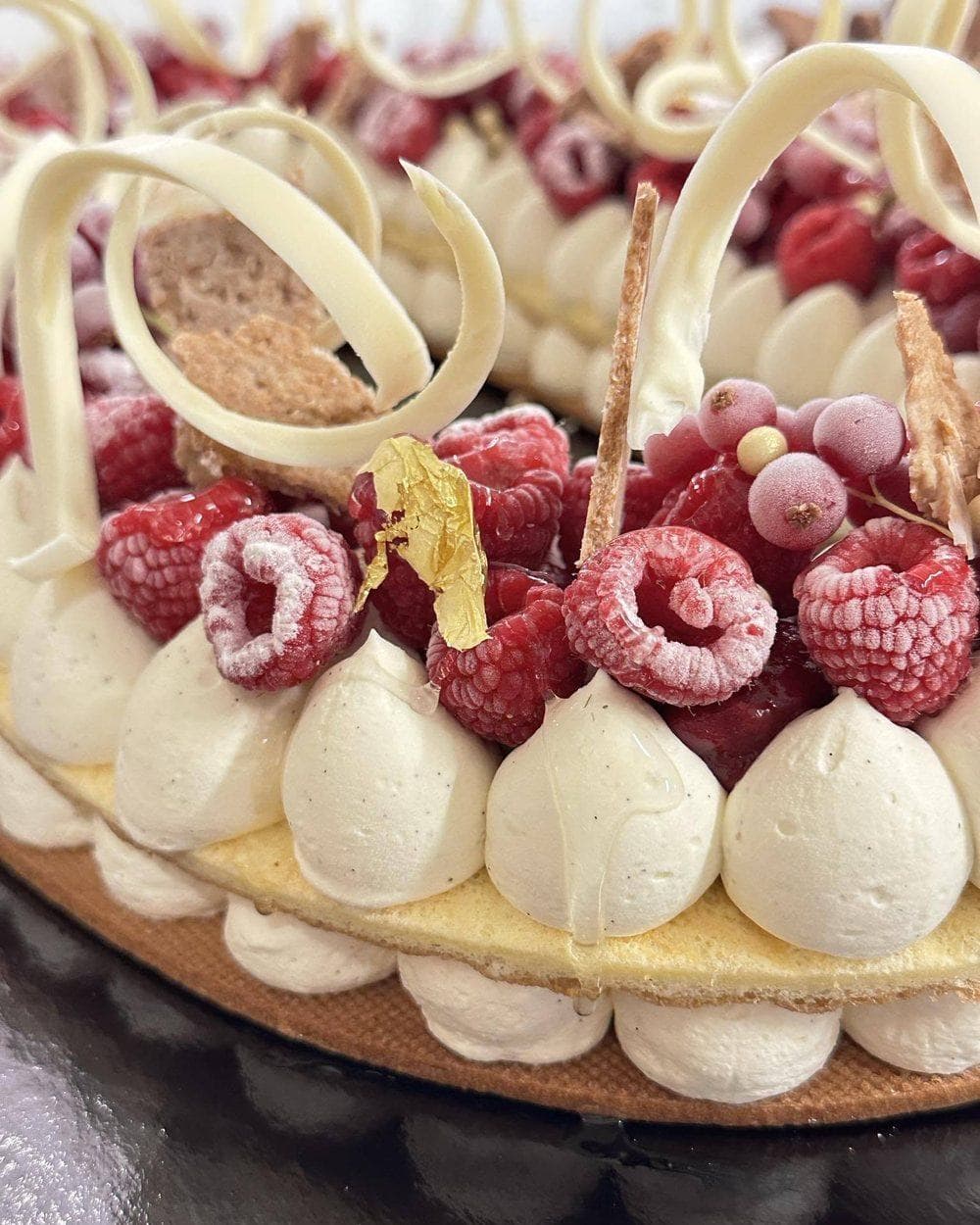 Tarte décorée de fruits et de crème, création signature